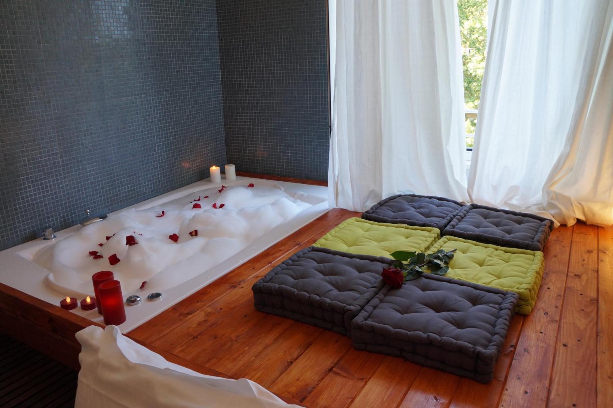 Jacuzzi Rooms, Rome